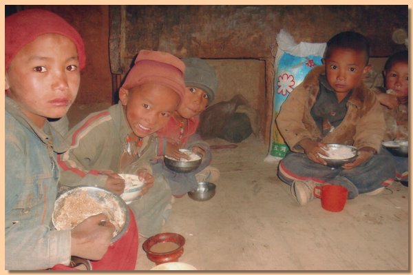 Die Klosterschueler beim Mittagessen.jpg