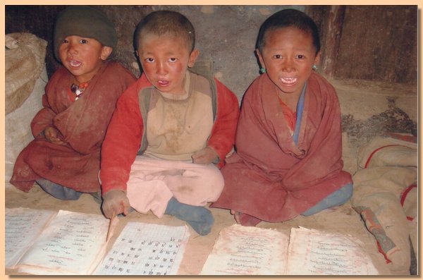 Die Schueler von Pal Jangtchub Gephelling sprechen tibetische Buchstaben aus.jpg