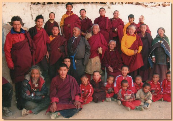 Gruppenbild der Lehrer- und Schuelerschaft der Klosterschule.jpg