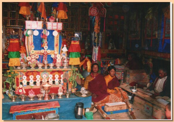 Schueler im Inneren der Gompa mit einem Lehrer.jpg