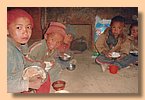 Die Klosterschueler beim Mittagessen.jpg