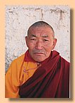 Lama Jigme Throgyal Gyelo, der Hauptlehrer der Zoeglinge.jpg