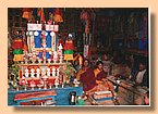 Schueler im Inneren der Gompa mit einem Lehrer.jpg