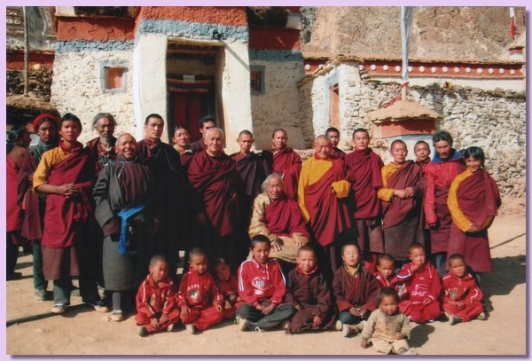 Die Belegschaft der Gonpa Pal Changchub Gephelling.jpg
