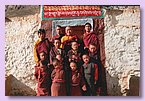 Die Schueler mit ihren zwei Lehrern am Eingang zu der Gonpa.jpg