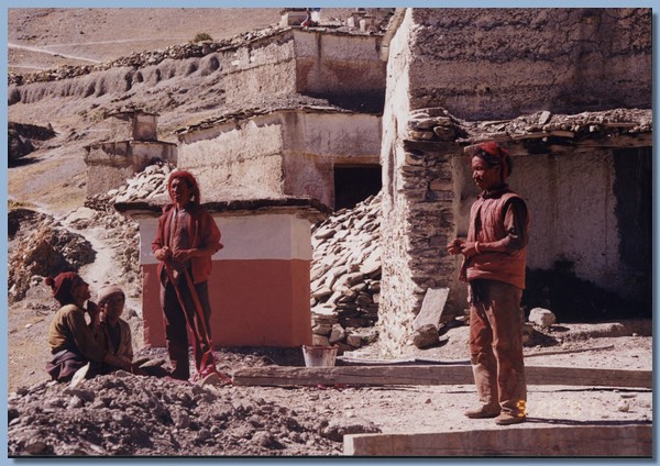 Arbeiter beim Bau der neuen Gompa.jpg