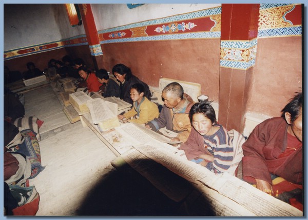 Beim Lesen der Heiligen Schriften in der neuen Gompa.jpg