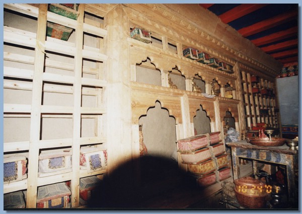 Das Innere der Gompa, Holzregalwand fr den Kanjur.jpg