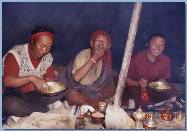 Dolpopas essen mit den Fingern auer dem feinen Herrn Nyima Lama, der fters in Taiwan weil.jpg