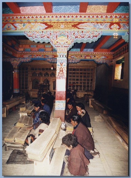 Einweihung der neuen Gompa, bei der Puja wird der Kanjur gelesen.jpg