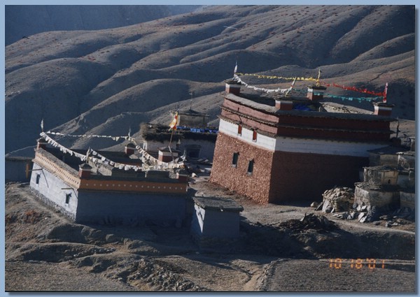 Gompa und Menkhang in Saldang.jpg