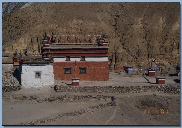 Gompa und Mentsekhang im Rohbau.jpg