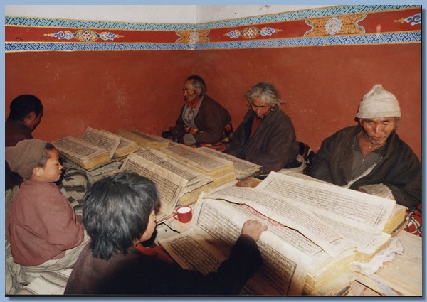 Lamas und Klosterschler beim Lesen der Pechas.jpg