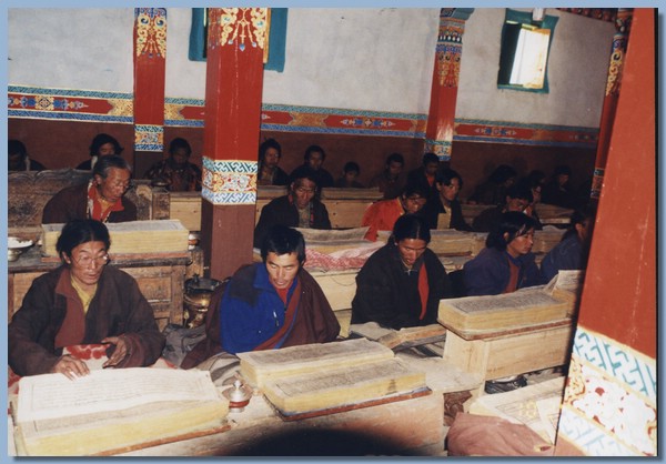 Lesen der heiligen Bcher zur Puja in der neuen Gompa.jpg