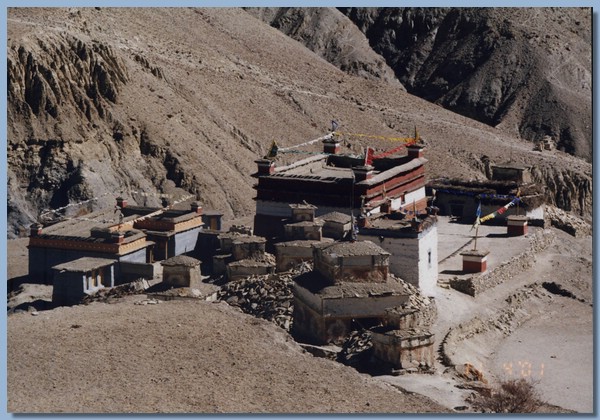 Links die Amchi-Klinik und rechts die neue Gompa von Saldang.jpg