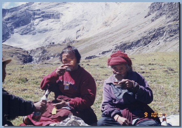 Nyima Lama und Thinley Lhundrup trinken aus Teetassen Chang oder Arak.jpg