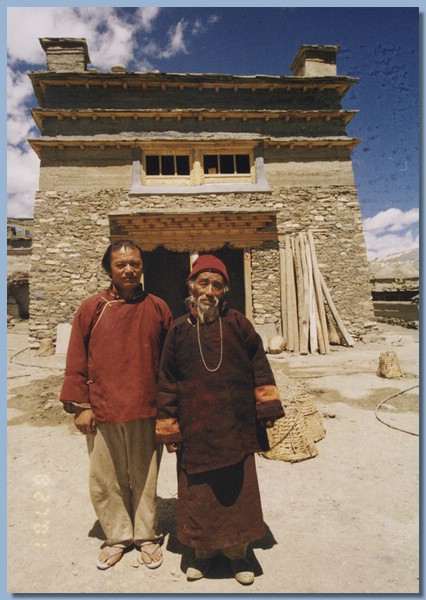 Nyima Lama und ein Amchi vor der neuen Gompa.jpg