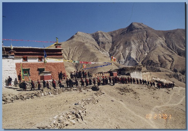 Prozession um die Gompa bei der Einweihungsfeier.jpg