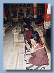 Lesen der heiligen Schriften im Lhakhang der Gompa.jpg