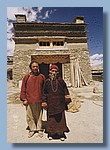 Nyima Lama und ein Amchi vor der neuen Gompa.jpg