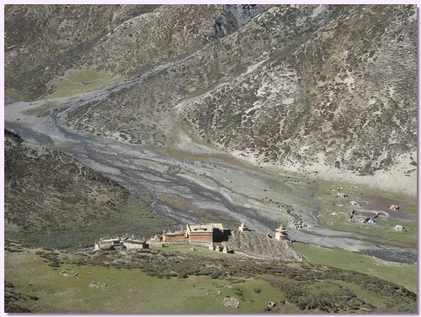 Blick auf Shey Gompa, von Saldang herabsteigend.jpg
