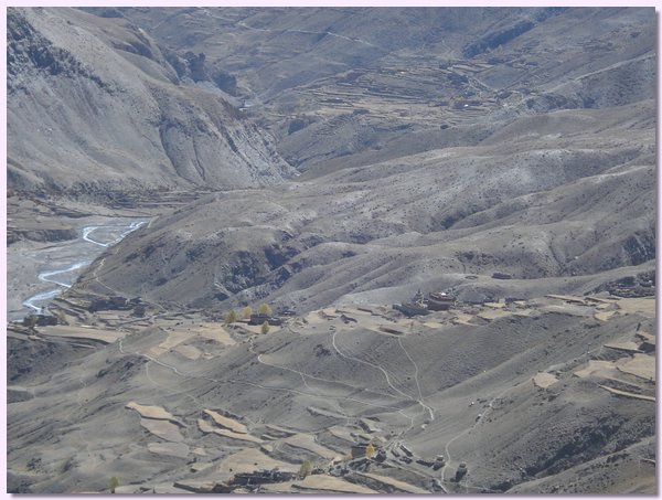 Blick auf die Felder und Gehoefte von Saldang im Spaetherbst.JPG