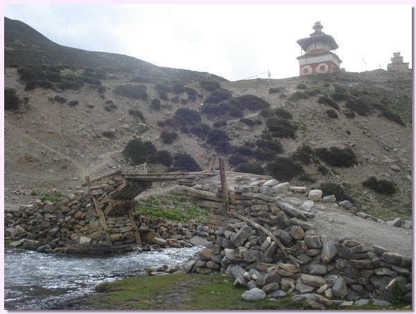 Bruecke und Choerten bei Shey Gompa.JPG