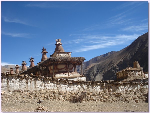 Choerten Reihe von Yangtser Gompa.JPG