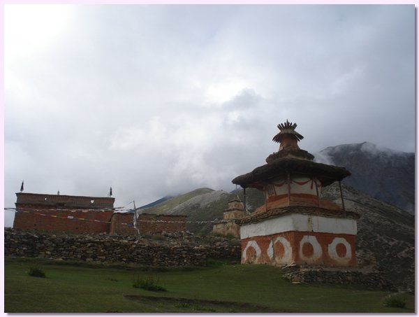 Choerten und Gompa in Saldang, die Buerger bringen Opfergaben fr ein Fest.JPG