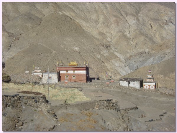 Die 2001 von Nyima Lama gebaute Gompa.JPG