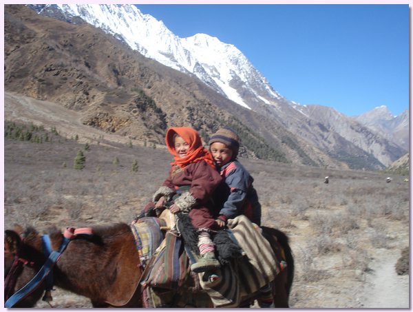 Jigme und Yangzom auf dem Weg ins Untere Dolpo.JPG