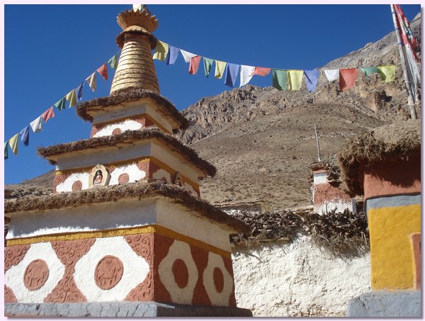Neuer Choerten in Yangtser Gompa, finanziert von Freunde Nepals.JPG