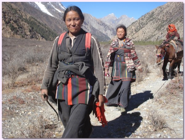 Ngodup und Lhamo auf ihrem Weg ins untere Dolpo.JPG