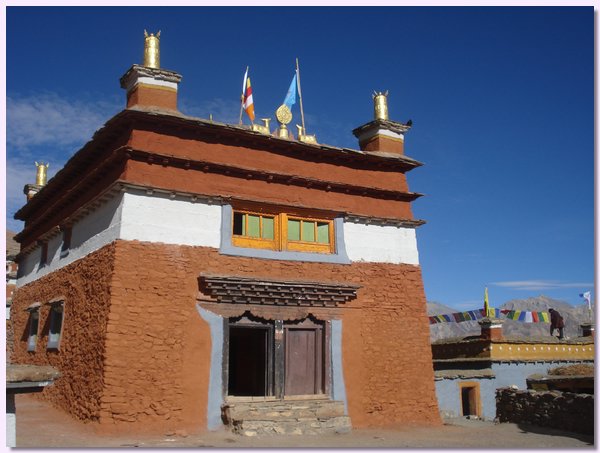 Praechtige neue Gompa von Saldang.JPG
