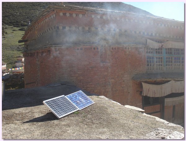 Shey Gompa wird fortschrittlich und bekommt Licht von Solar Panels.JPG