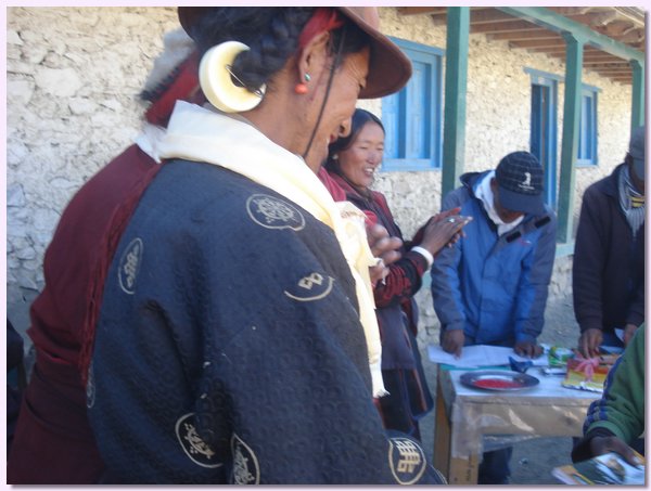 Tashi Gyaltsen verteilt die Preise an die erfolgreichen Schueler.JPG