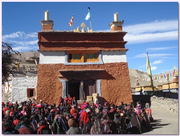 Tsechu-Fest vor der Gompa in Saldang.JPG