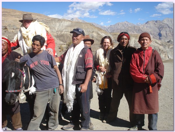 Verabschiedung der deutschen Touristen, rechts Karma Dhondup.JPG