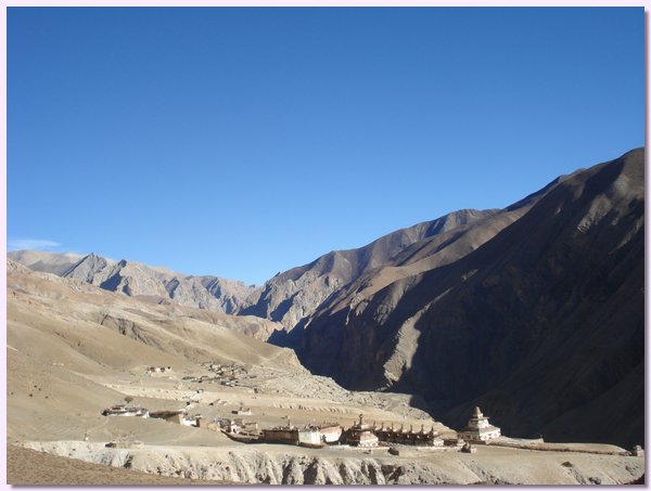 Yangtser Gompa mit Umgebung.JPG