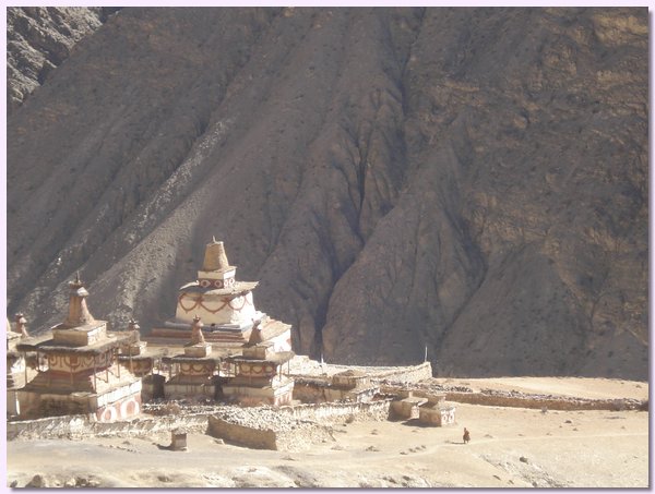 Yangtser Gompa mit uralten Choerten.JPG