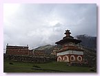 Choerten und Gompa in Saldang, die Buerger bringen Opfergaben für ein Fest.JPG Choerten und Gompa in Saldang, die Buerger bringen Opfergaben für ein Fest.JPG