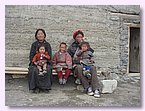 Dawa und Tashi mit ihren Kindern.JPG Dawa und Tashi mit ihren Kindern.JPG