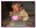 Der kleine Dhargey mampft sein Futter.JPG Der kleine Dhargey mampft sein Futter.JPG