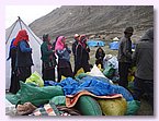 Die Dolpo Leute kaufen billige Waren in Tibet ein.JPG