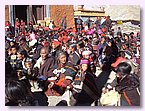 Die Dorfbewohner versammeln sich zum Tsechufest vor der Gompa.JPG Die Dorfbewohner versammeln sich zum Tsechufest vor der Gompa.JPG