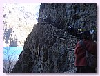 Die Karawane zieht ueber den gefaerlichen Weg am Steilhang des Poksumso Sees.JPG Die Karawane zieht ueber den gefaerlichen Weg am Steilhang des Poksumso Sees.JPG