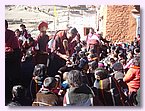 Die Lamas segnen die Dorfbewohner beim Tsechu Fest.JPG Die Lamas segnen die Dorfbewohner beim Tsechu Fest.JPG