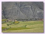 Ein Gehoeft, Gerstenfelder und eine Gompa von Saldang.JPG Ein Gehoeft, Gerstenfelder und eine Gompa von Saldang.JPG
