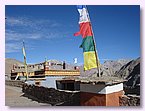 Gebetsfahne vor der Gompa von Saldang.JPG Gebetsfahne vor der Gompa von Saldang.JPG