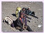 Gyaltsen, Pema und Norbu mit schweren Lasten.JPG Gyaltsen, Pema und Norbu mit schweren Lasten.JPG
